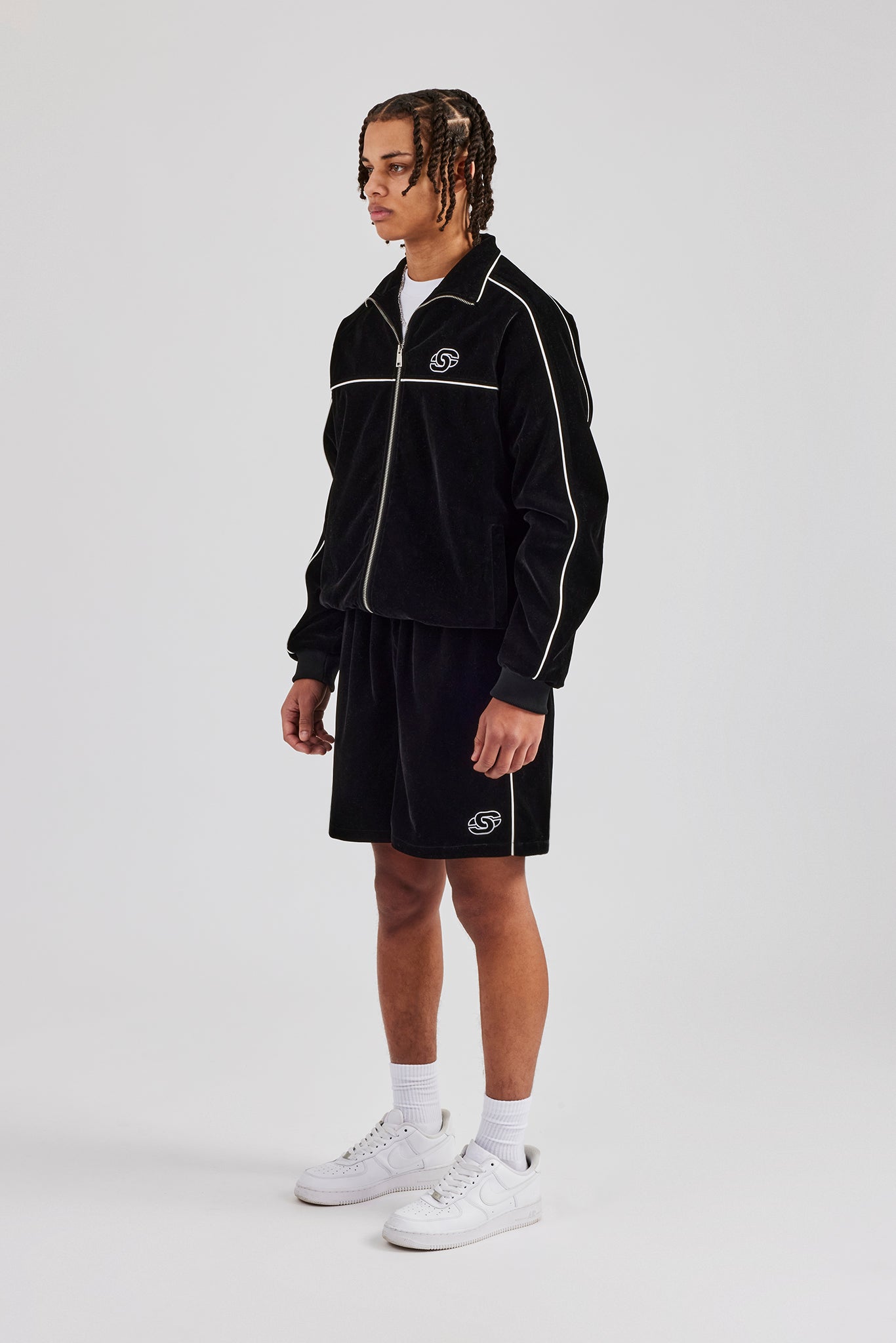 Trainingsjacke und Shorts aus Velours mit Trichterhalsausschnitt und Paspelierung - Schwarz